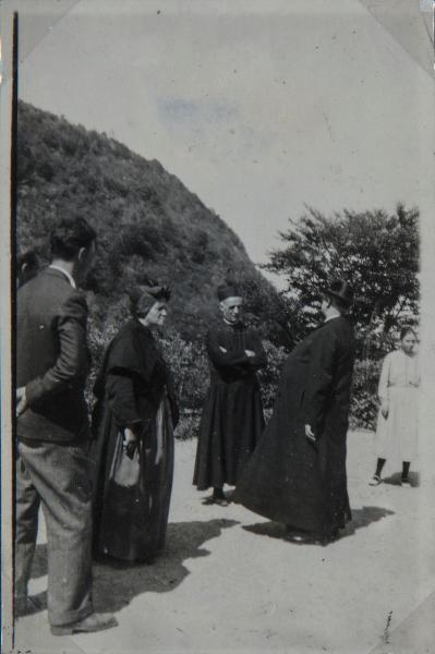 Cassano Valcuvia - Villa San Giuseppe - Suora con sacerdoti