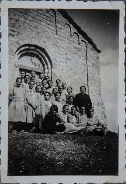 Ritratto di gruppo - Ragazze sorde, allieve del Pio Istituto dei Sordi di via Settembrini - Escursione - Cassano Valcuvia - Chiesa di San Martino