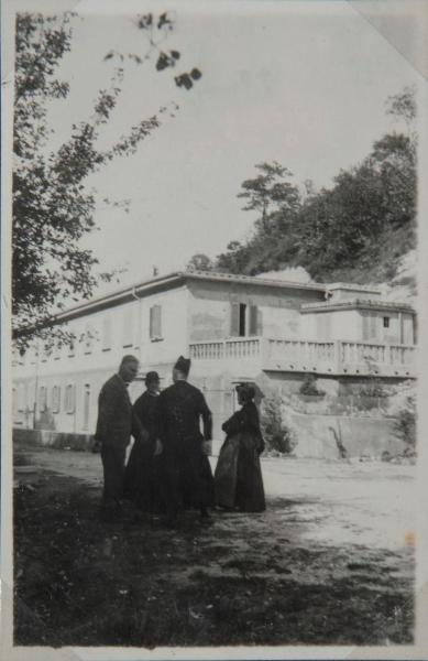 Cassano Valcuvia - Villa San Giuseppe - Suora con sacerdoti