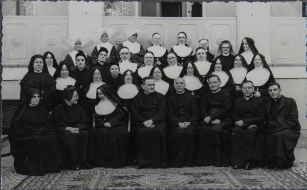 Ritratto di gruppo - Suore e sacerdoti, Madre Teresa Bosisio, Monsignore Giulio Broggi - Cuneo - Pio Istituto dei Sordi