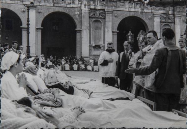 Loreto - Piazza della Madonna - Basilica della Santa Casa - Monsignore Giulio Broggi con altri sacerdoti, suore con malati e credenti - Pellegrinaggio - Benedizione