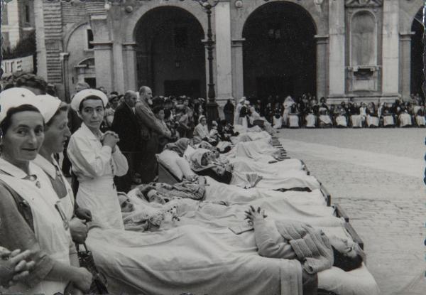Loreto - Piazza della Madonna - Basilica della Santa Casa - Gruppo di suore con donne malate e credenti - Pellegrinaggio