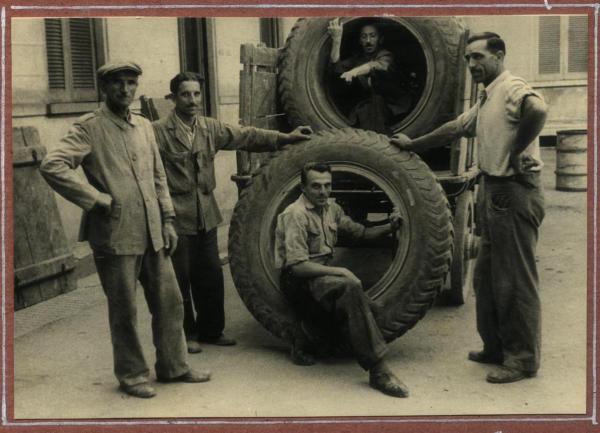 Seconda Guerra Mondiale - Ritratto di gruppo - Uomini sordi con gomma pullman - Milano - Pio Istituto dei Sordi in via Prinetti