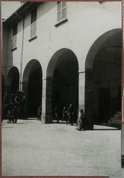 Alzate Brianza, Verzago - Pio Istituto dei Sordi, Villa Santa Maria - Cortile interno - Porticato - Bambini sordi, allievi - Monopattini - Gioco