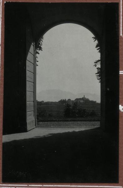 Alzate Brianza, Verzago - Pio Istituto dei Sordi, Villa Santa Maria - Cortile interno - Portone aperto - Veduta sul panorama esterno, colline