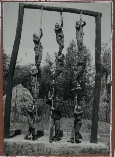 Alzate Brianza, Verzago - Pio Istituto dei Sordi, Villa Santa Maria - Esterno, giardino - Ritratto di gruppo - Ragazzi sordi, allievi, sulle corde da arrampicata - Gioco