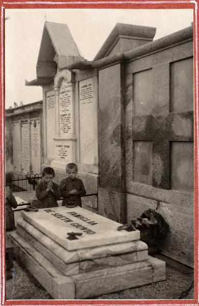 Alzate Brianza - Cimitero - Tomba Famiglia De Szeth Giovio, Maria De Szeth Giovio - Ritratto di gruppo - Ragazzi sordi, allievi