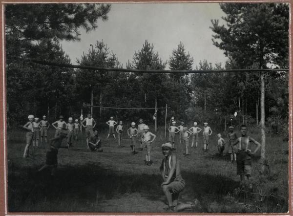 Alzate Brianza, Verzago - Pio Istituto dei Sordi, Villa Santa Maria - Esterno, giardino - Ritratto di gruppo - Ragazzi sordi, allievi, sul campo da calcio - Gioco