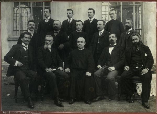 Ritratto di gruppo maschile - Galassi, Thalmann, Corillo, Giovanni Terruzzi, Picozzi, Borsieri, Giovanni Battista Pasetti, Verga, Vanotti, Carozzi, Perini, Luigi Casanova, Hecker, Oggioni, insegnanti - Milano - Pio Istituto dei Sordi