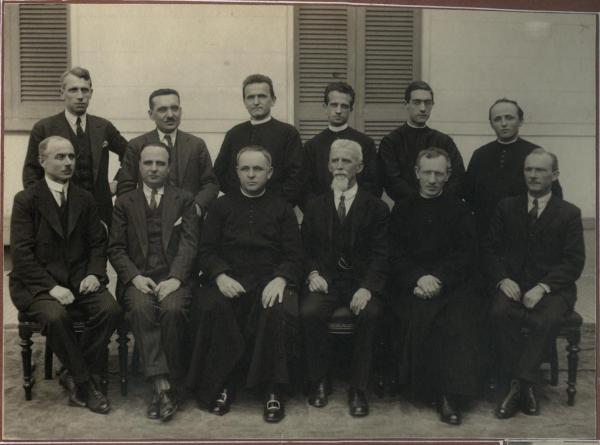 Ritratto di gruppo maschile - Bertolero, Pio Spaini, Giulio Broggi, Calvi, De Clemente, Girola, Galassi, Thalmann, Giovanni Battista Pasetti, Vanotti, Giovanni Terruzzi, Giovanni Corillo, insegnanti - Milano - Pio Istituto dei Sordi in via Prinetti