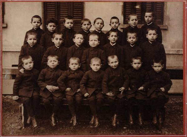Ritratto di gruppo - Bambini sordi, allievi - Milano - Pio Istituto dei Sordi in via Settembrini - Scuola dell'infanzia