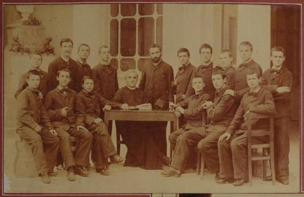 Ritratto di gruppo maschile - Don Giulio Tarra con due insegnanti e i ragazzi sordi, allievi dimessi - Milano - Pio Istituto dei Sordi in via Galvani