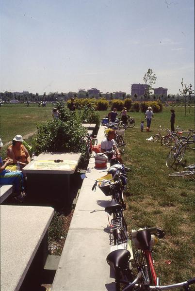 Sesto San Giovanni - Parco Nord, settore Est - Evento: Festa del Parco - Inaugurazione dell'area attrezzata per il picnic realizzata presso l'ex Binario Breda - Biciclette - Sullo sfondo palazzi e insegna con la scritta "Breda"