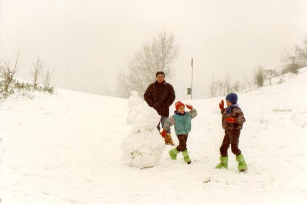 Sesto San Giovanni - Parco Nord, settore Montagnetta - Prato sottostante la Montagnetta - Adulto con bambini che giocano a palle di neve - Pupazzo di neve - Inverno