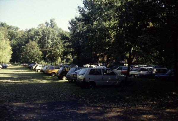 Sesto San Giovanni - Parco Nord, settore Est - Parcheggio auto nei pressi di via Clerici - Alberi - Automobili