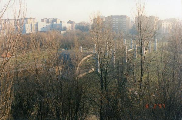 Sesto San Giovanni - Parco Nord, settore Montagnetta - Teatrino (ex piccolo carroponte Breda) visto dalla Montagnetta - Alberi - Sullo sfondo palazzi di Milano e Sesto San Giovanni