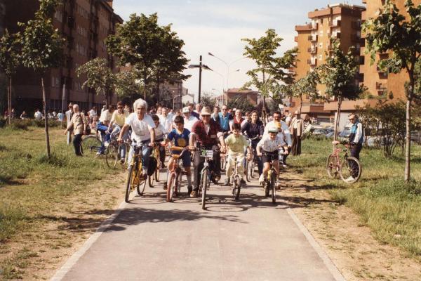 Milano - Parco Nord, settore Montagnetta - Ingresso Suzzani - Evento: Festa del Parco - Visita guidata al parco in bicicletta - Bambini - Percorso ciclopedonale - Palazzi su viale Suzzani