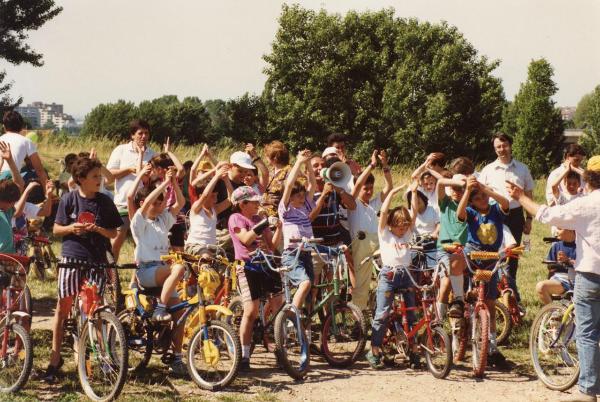 Parco Nord - Evento: Festa del Parco - Gruppo di bambini in bicicletta - Percorso ciclopedonale - Maestro Antonio Masi con il megafono