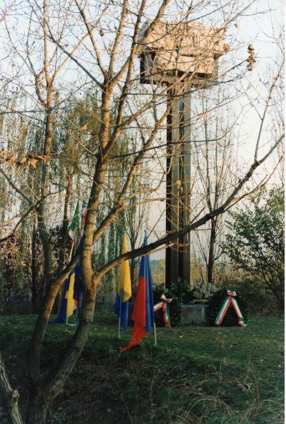 Sesto San Giovanni - Parco Nord, settore Montagnetta - Monumento al Deportato - Bandiere - Corone