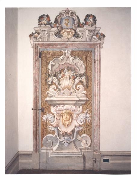 Motivi decorativi architettonici con fiori e con busto maschile