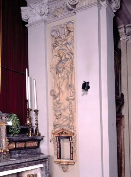 Angeli sorreggenti oggetti liturgici