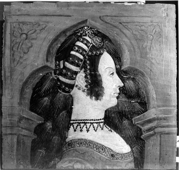 Busto femminile rivolto verso destra con fascia al collo e vestito a scollatura arrotondata