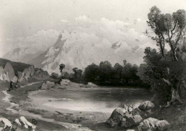 Paesaggio montano con lago