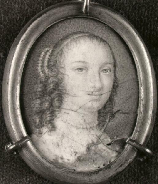 Figura di giovane donna con collana di perle
