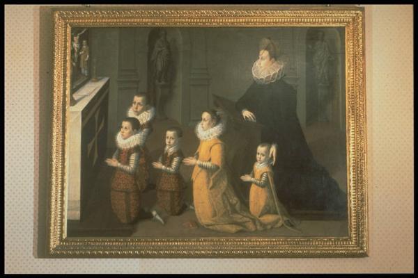 La contessa Chiara Albini Petrozzani con i figli Vincenzo, Cinzio, Tullo, Paola ed Anna in preghiera nell'oratorio di S.Lorenzo