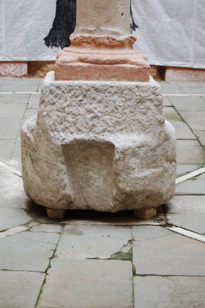 Pietra romana utilizzata come base per la Colonna di San Longino