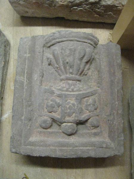Frammento in terracotta con impresso uno dei Sacri Vasi, dimezzato