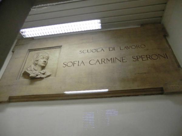 Epigrafe dedicatoria con ritratto della benefattrice Sofia Speroni Carmine