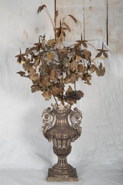 Vaso d'altare con composizione floreale