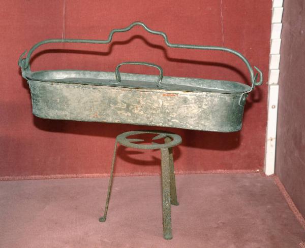 Pentola per sterilizzazione e treppiede per fornello