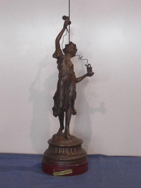 Statuetta raffigurante la telegrafia - elettricità e magnetismo