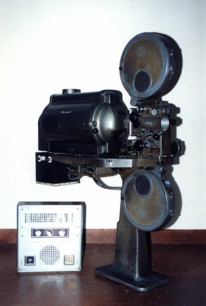 Proiettore Bauer da 35 mm. - proiettore cinematografico - cinematografia
