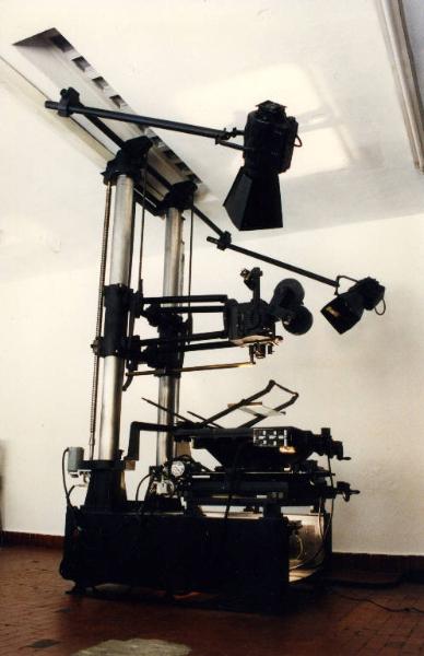 Titolatrice Gamma Film per riprese da 35 mm.	 - titolatrice verticale - cinematografia