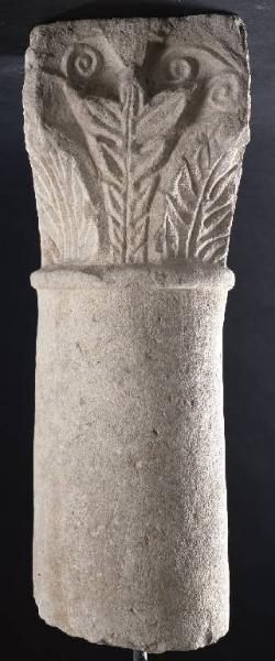 Capitello e frammento di colonna
