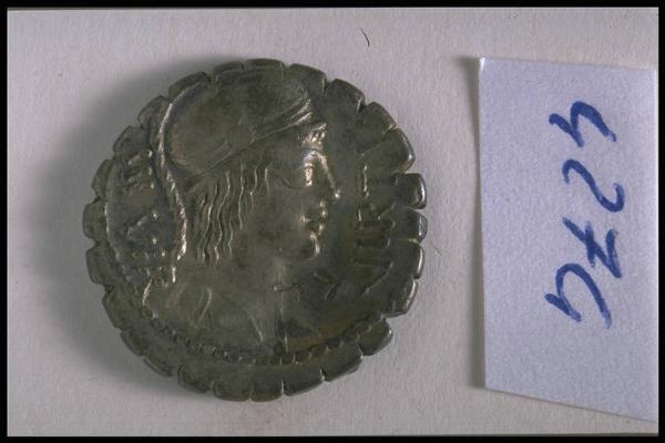 Diritto: Busto della Virtus a destra con l'elmo crestato
Rovescio: Console Mn. Aquillius a testa nuda stante a sinistra