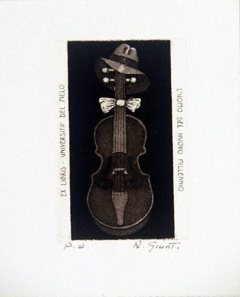 Violino con cappello e papillon