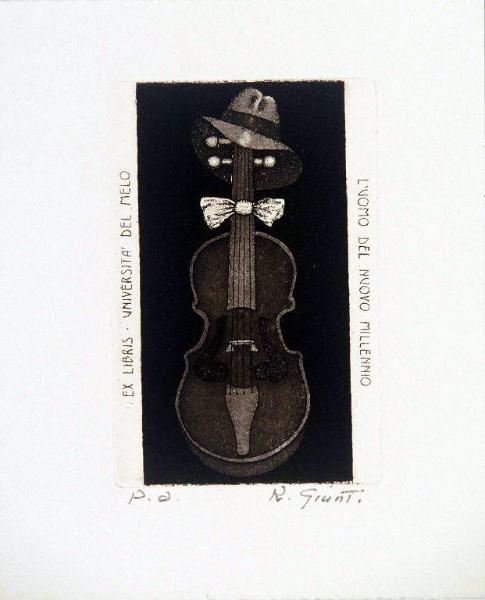 Violino con cappello e papillon