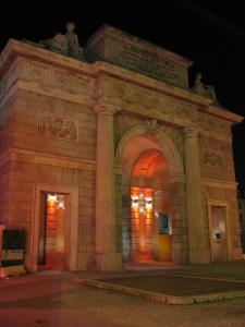 Arco e caselli di Porta Garibaldi