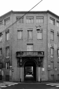 L'affaccio su piazza Borromeo con il portale dell'antico palazzo - fotografia di Suriano, Stefano (2012)