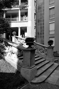 La scalinata con balaustrata dell'antico palazzo Borromeo riutilizzata nel giardino - fotografia di Suriano, Stefano (2012)