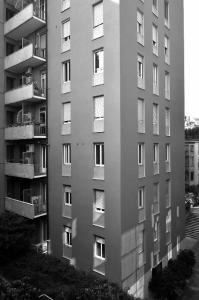 Dettaglio della facciata dell'edificio residenziale di via San Maurilio 23 - fotografia di Suriano, Stefano (2012)