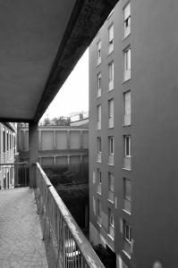 Vista del cortile e dell'edificio residenziale di via San Maurilio 23 - fotografia di Suriano, Stefano (2012)