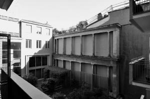 Le colonne dell'antico Palazzo Borromeo riutilizzate nella facciata monumentale sul muro di confine - fotografia di Suriano, Stefano (2012)