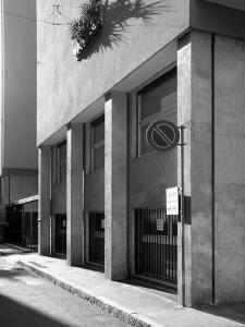 Dettaglio della facciata su via Giulianova, con in evidenza la soluzione dei pilastri staccati dalle superfici di tamponamento - fotografia di Sartori, Alessandro (2011)
