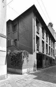 L'edificio su via della Spiga all'angolo con il vicolo - fotografia di Suriano, Stefano (2016)
