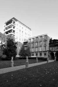 Scorcio sul giardino del nuovo condominio e dell'ala nord-est del palazzo - fotografia di Suriano, Stefano (2012)